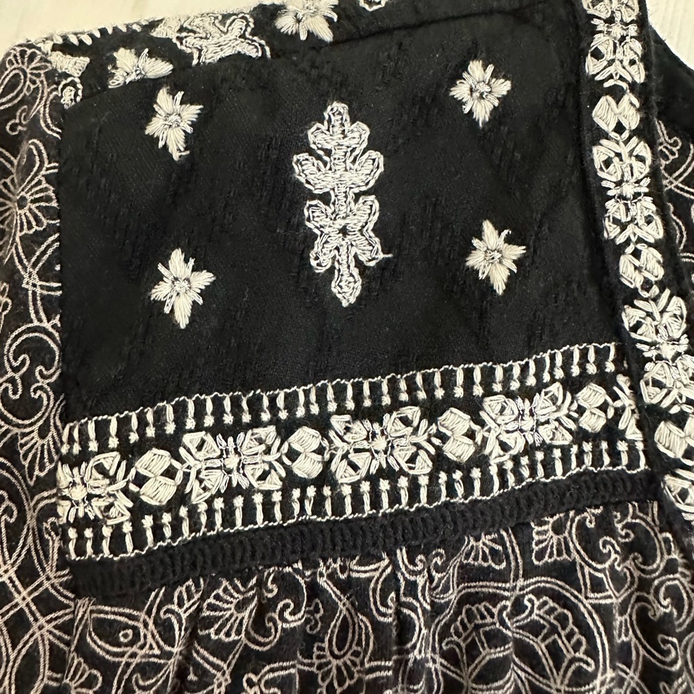 Lucky Brand | Top Black White Embroidered Long Sleeve V Neck- Size 2x - Picture 2 of 9